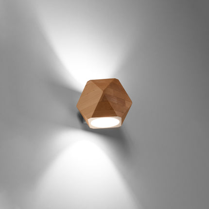 Applique bois naturel allumée diffusant un double faisceau de lumière vers le haut et le bas du mur