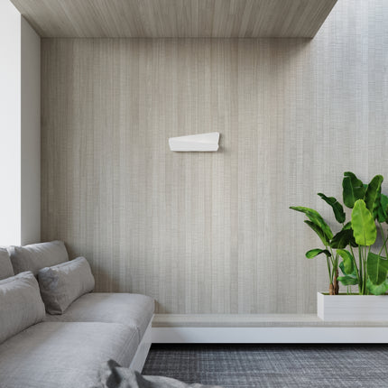 Applique acier blanc sur un mur en lin dans un intérieur japandi épuré