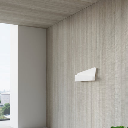 Détail de l'applique murale acier blanc horizontale fixée sur un mur texturé bois clair