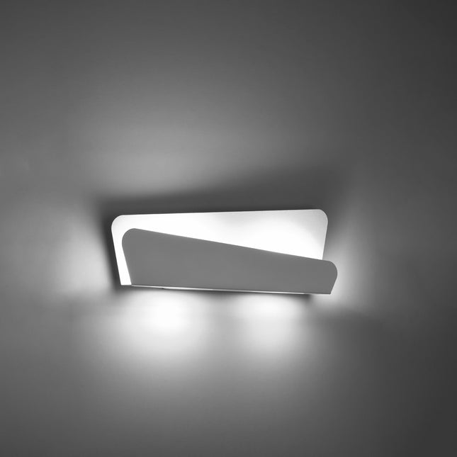 Applique en acier blanc diffusant la lumière vers le haut et le bas sur un mur