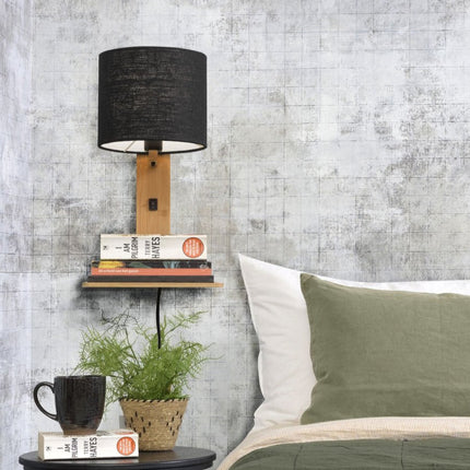 Applique murale Andes en bambou naturel avec tablette et abat-jour écolin noir, installée en tête de lit