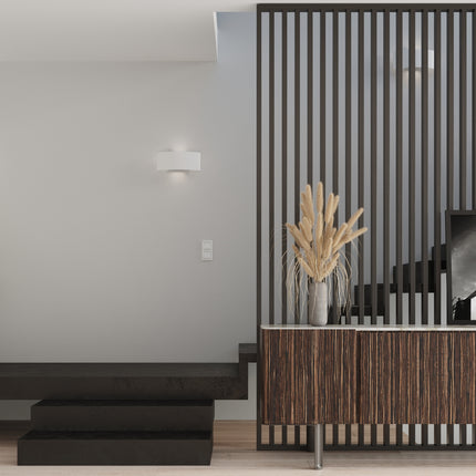 Applique murale Arc blanche dans une entree japandi au-dessus d'une console bois