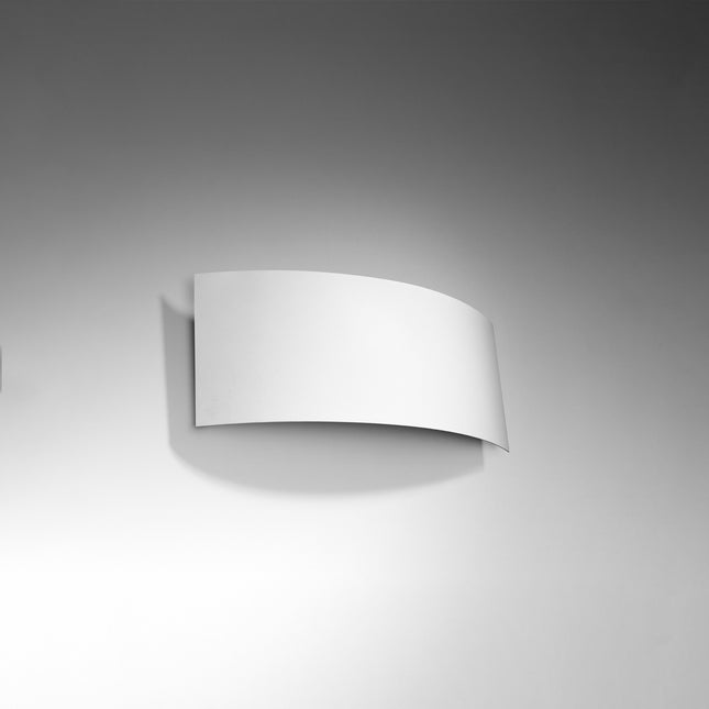 Applique murale Arc acier blanc vue de trois quarts sur mur gris clair