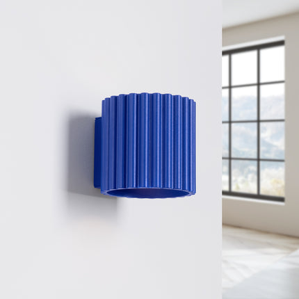 Applique murale Aura en aluminium bleu outremer vue de profil sur un mur blanc