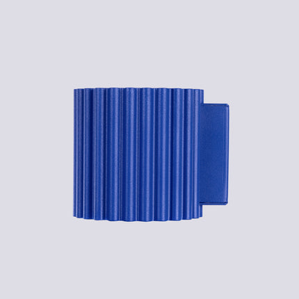 Applique murale Aura bleu outremer vue de trois quarts, platine de fixation apparente