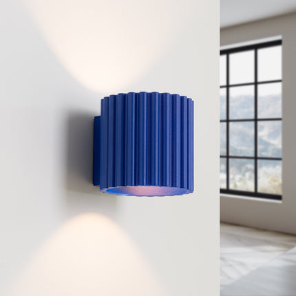 Applique murale cylindrique Aura bleu outremer aux rainures verticales, vue d'angle