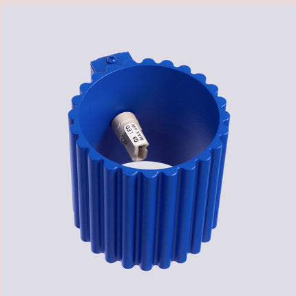 Applique murale Aura en aluminium cannelé bleu outremer, vue rapprochée du corps cylindrique