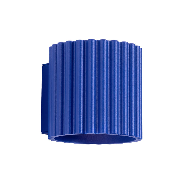 Applique murale Aura en aluminium cannelé bleu outremer, éclairage haut et bas, sur mur clair