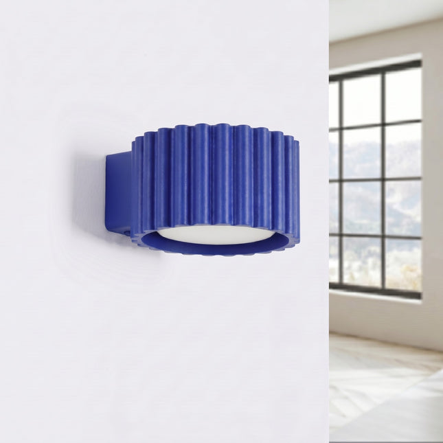 Applique Murale Aura Aluminium Cannelé Bleu Outremer (GX53), vue en situation