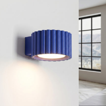 Applique Murale Aura Aluminium Cannelé Bleu Outremer (GX53), lumière allumée