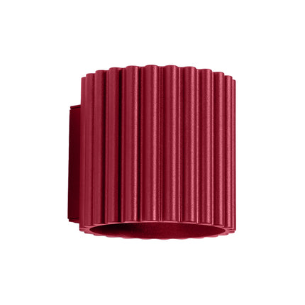 Applique murale AURA en aluminium cannelé bordeaux, forme cylindrique, sur fond blanc