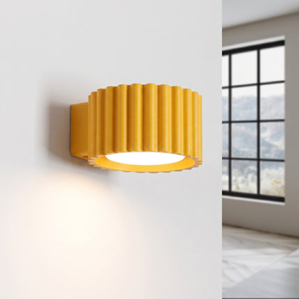 Applique Murale Aura Aluminium Cannelé Jaune Ambré (GX53), lumière allumée