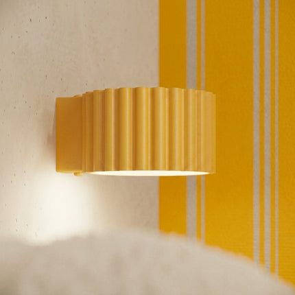 Applique Murale Aura Aluminium Cannelé Jaune Ambré (GX53), mise en situation 3