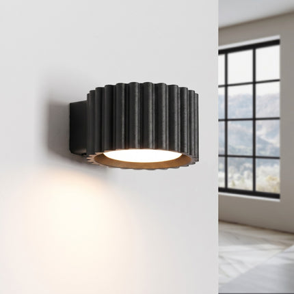 Applique Murale Aura Aluminium Cannelé Noir (GX53), lumière allumée