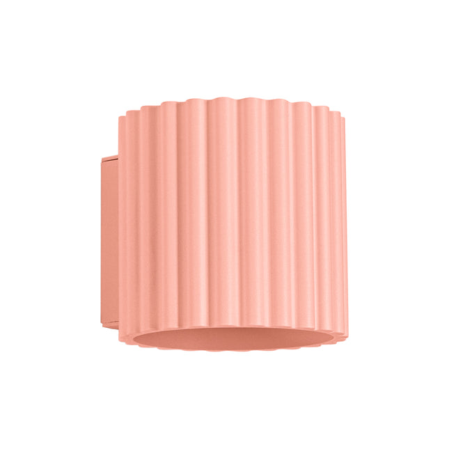 Applique murale Aura en aluminium cannelé rose pêche, vue trois quarts sur fond blanc