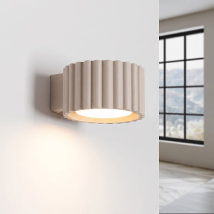 Applique Murale Aura Aluminium Cannelé Taupe (GX53), lumière allumée