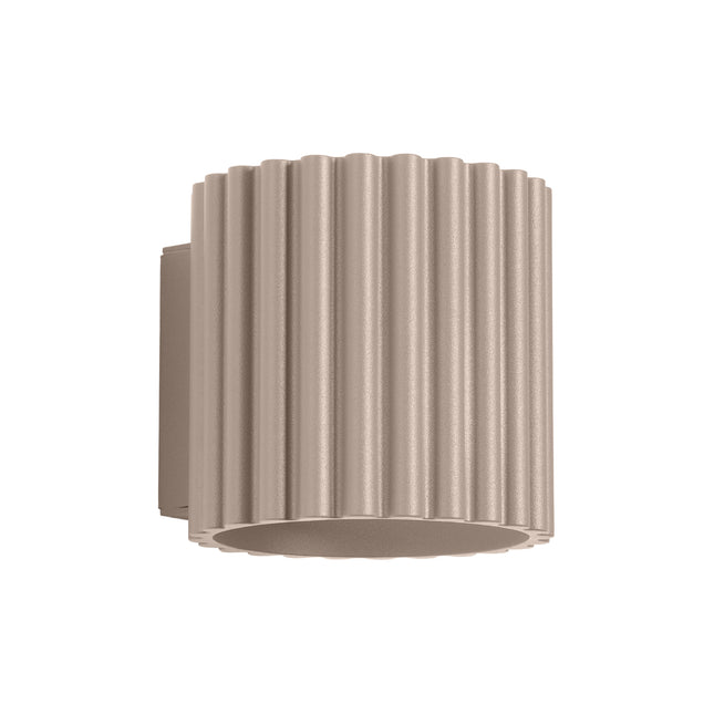 Applique murale Aura en aluminium taupe cannelé, packshot sur fond blanc