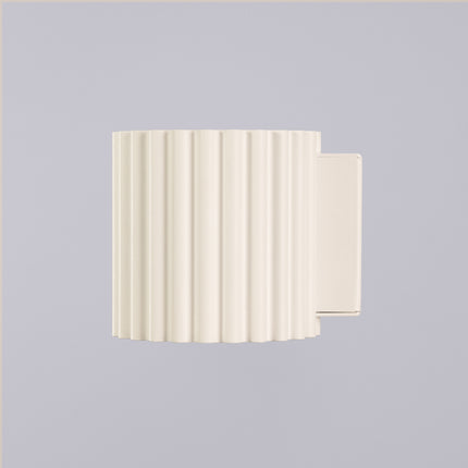 Applique murale Aura beige vue de trois quarts avec sa platine de fixation