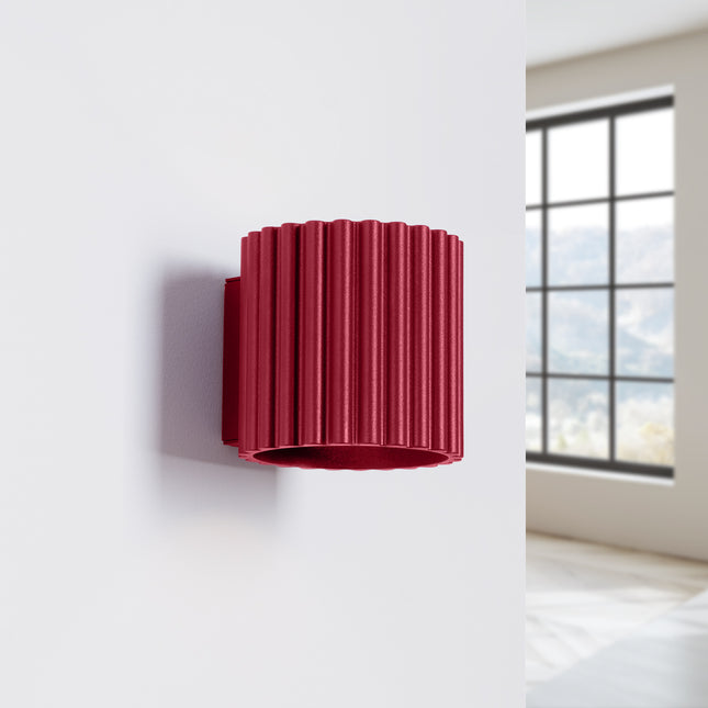Applique murale AURA bordeaux fixée sur un mur blanc de chambre lumineuse