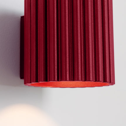 Détail des cannelures verticales de l'applique AURA bordeaux allumée