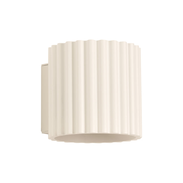 Applique murale Aura cannelée en aluminium beige, vue de face sur fond blanc