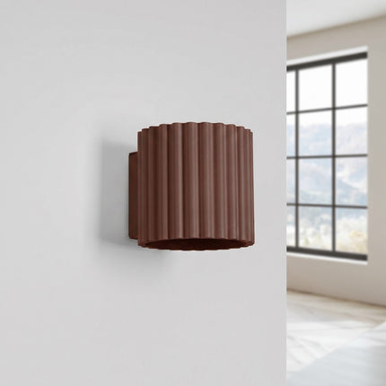 Applique murale Aura cannelée aluminium brun chocolat, vue en situation