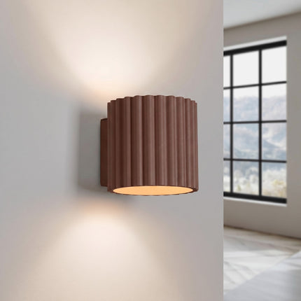 Applique murale Aura cannelée aluminium brun chocolat, lumière allumée