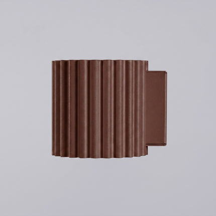 Applique murale Aura cannelée aluminium brun chocolat, packshot de trois quarts