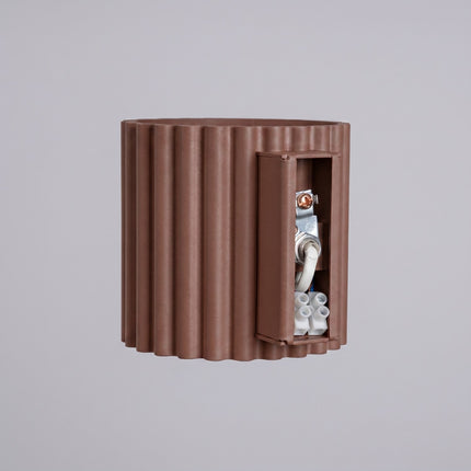 Applique murale Aura cannelée aluminium brun chocolat, détail de la finition