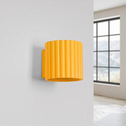 Applique murale Aura cannelée aluminium jaune ambré, vue en situation