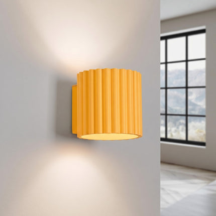 Applique murale Aura cannelée aluminium jaune ambré, lumière allumée