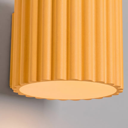 Applique murale Aura cannelée aluminium jaune ambré, vue de détail