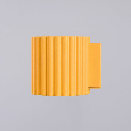 Applique murale Aura cannelée aluminium jaune ambré, packshot de trois quarts