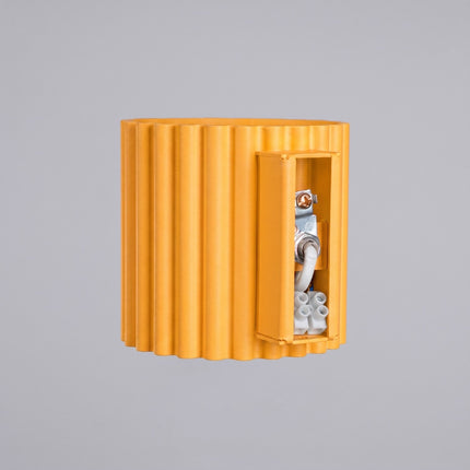 Applique murale Aura cannelée aluminium jaune ambré, détail de la finition