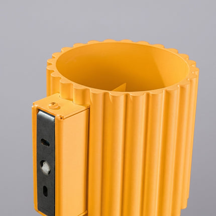 Applique murale Aura cannelée aluminium jaune ambré, détail de la fixation