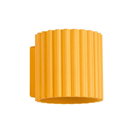 Applique murale Aura cannelée aluminium jaune ambré, packshot sur fond blanc