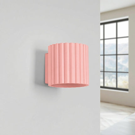 Applique murale Aura cannelée aluminium rose poudré, vue en situation