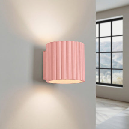 Applique murale Aura cannelée aluminium rose poudré, lumière allumée