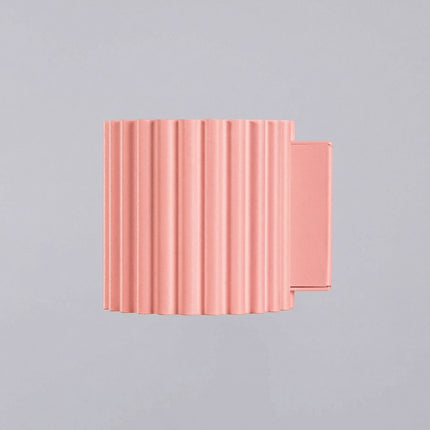 Applique murale Aura cannelée aluminium rose poudré, packshot de trois quarts