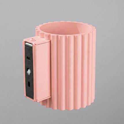 Applique murale Aura cannelée aluminium rose poudré, détail de la fixation