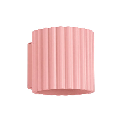 Applique murale Aura cannelée aluminium rose poudré, packshot sur fond blanc