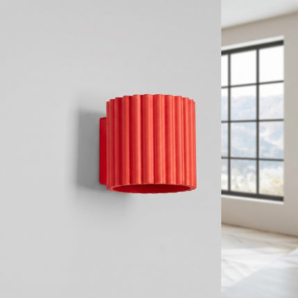 Applique murale Aura cannelée aluminium rouge vif, vue en situation