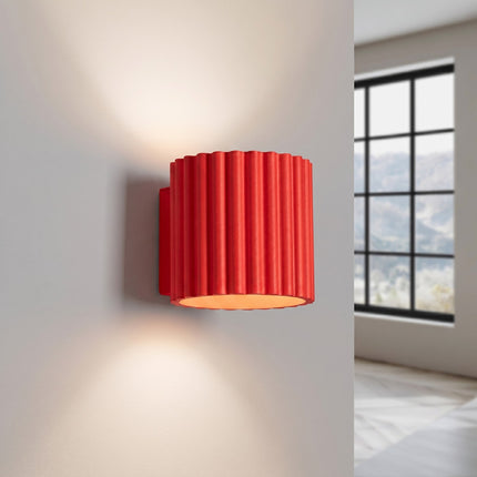 Applique murale Aura cannelée aluminium rouge vif, lumière allumée