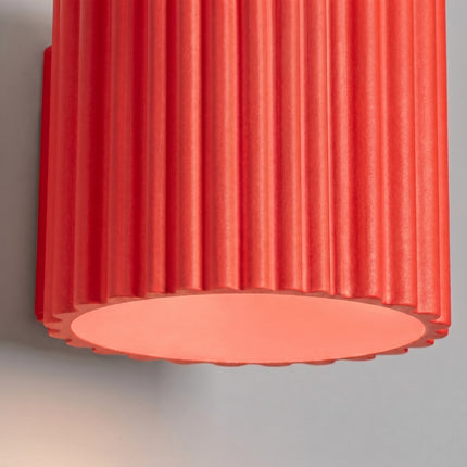 Applique murale Aura cannelée aluminium rouge vif, vue de détail