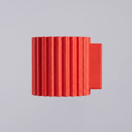 Applique murale Aura cannelée aluminium rouge vif, packshot de trois quarts