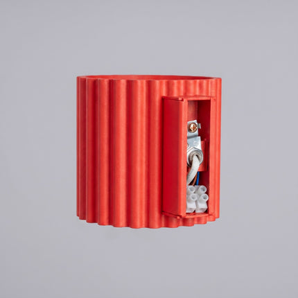 Applique murale Aura cannelée aluminium rouge vif, détail de la finition