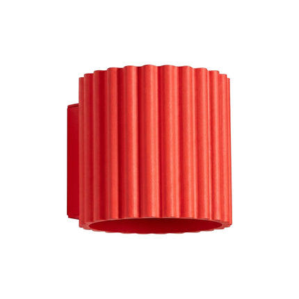 Applique murale Aura cannelée aluminium rouge vif, packshot sur fond blanc