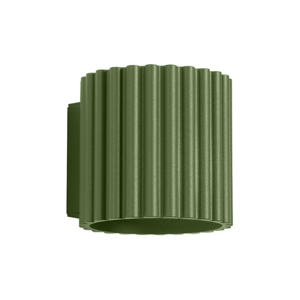 Applique murale Aura cylindrique cannelée en aluminium vert olive, vue de trois quarts