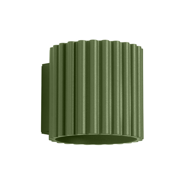 Applique murale Aura cylindrique cannelée en aluminium vert olive, vue de trois quarts