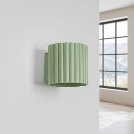 Applique murale Aura cannelée aluminium vert sauge, vue en situation